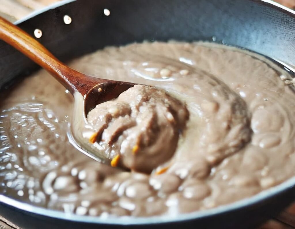 6. Hete olie toevoegen en koken van de frijoles