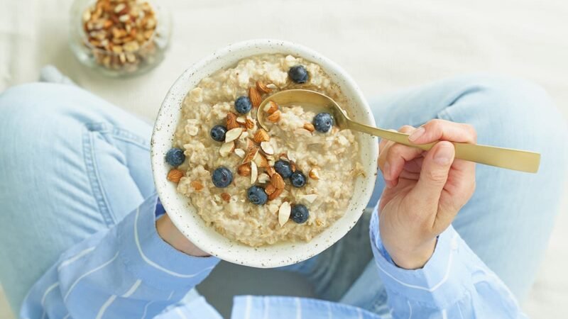 Genieten van je warme overnight oats