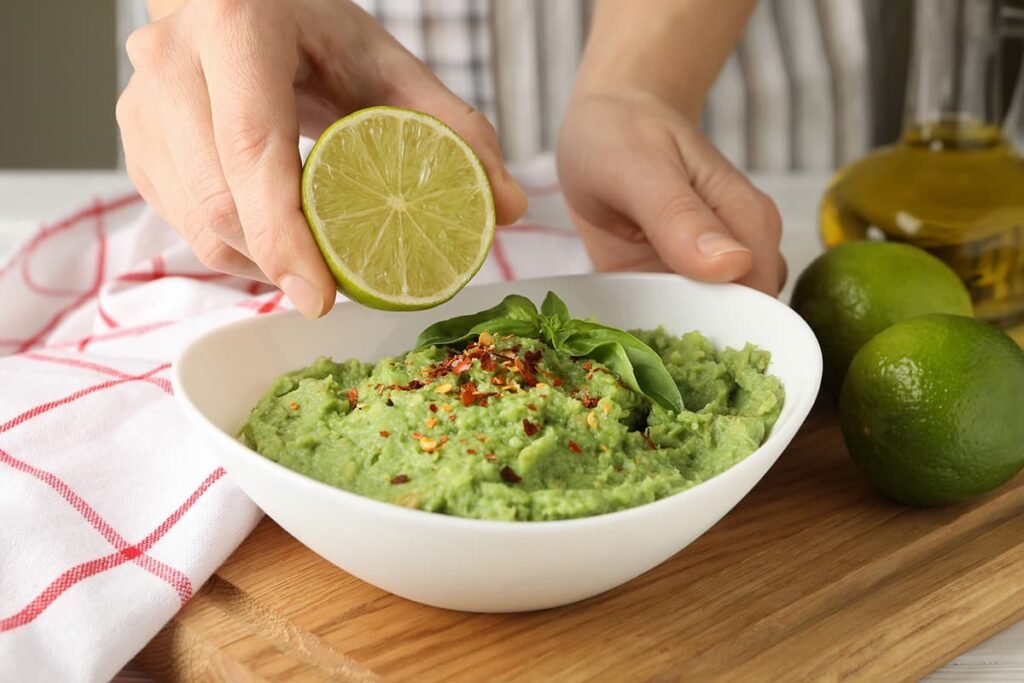 Giet extra limoensap om de guacamole langer te bewaren