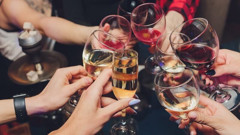 Hoeveel drankjes en borrelhapjes per persoon op een feestje