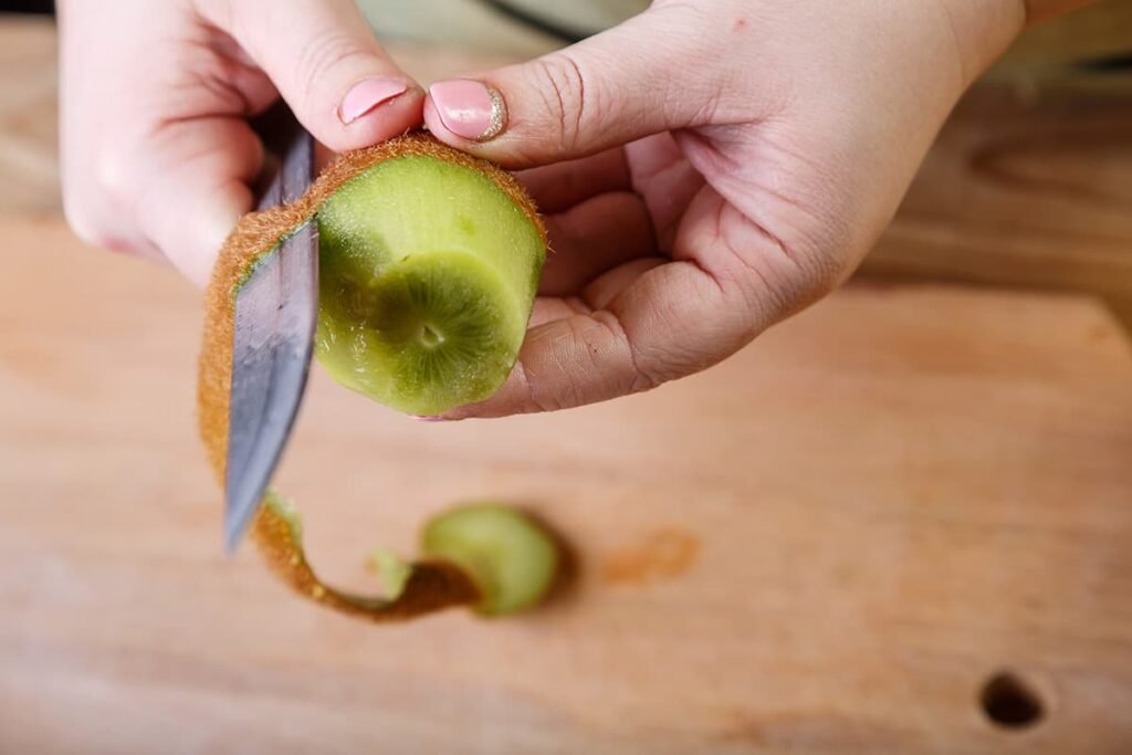 Kiwi schillen met de hand