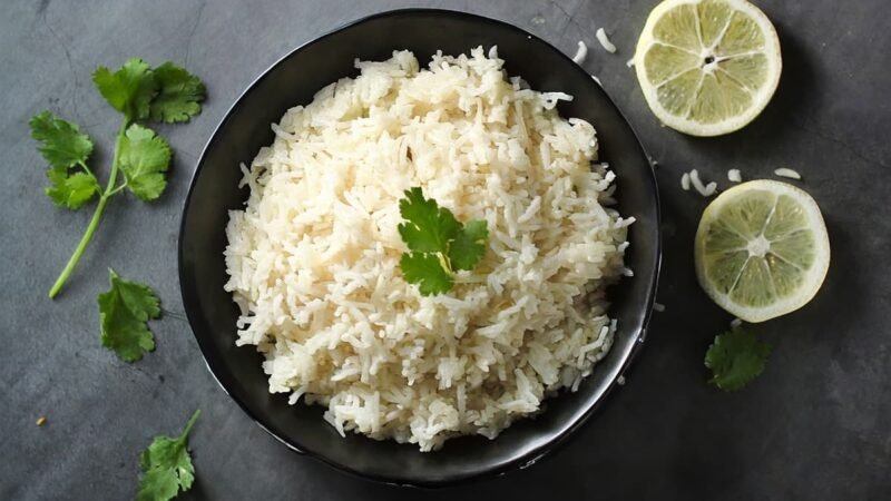 Mexicaanse rijst in een schaal