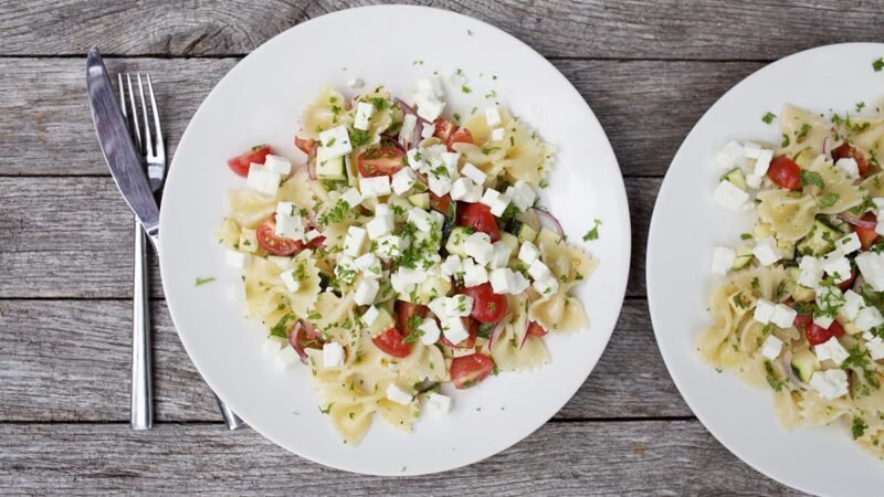 Griekse pastasalade met feta