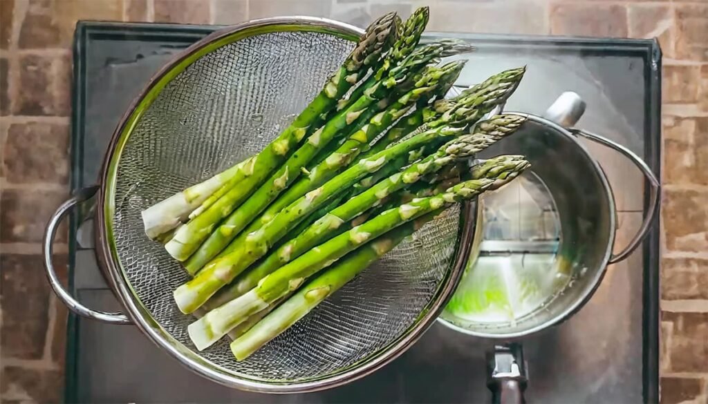 Groene asperges blancheren