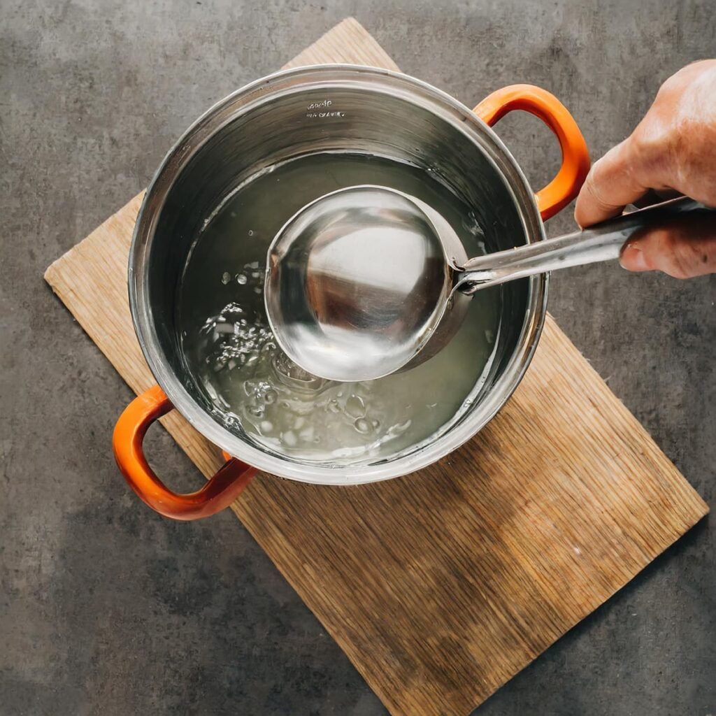 Bewaar een kopje kookwater voor de saus