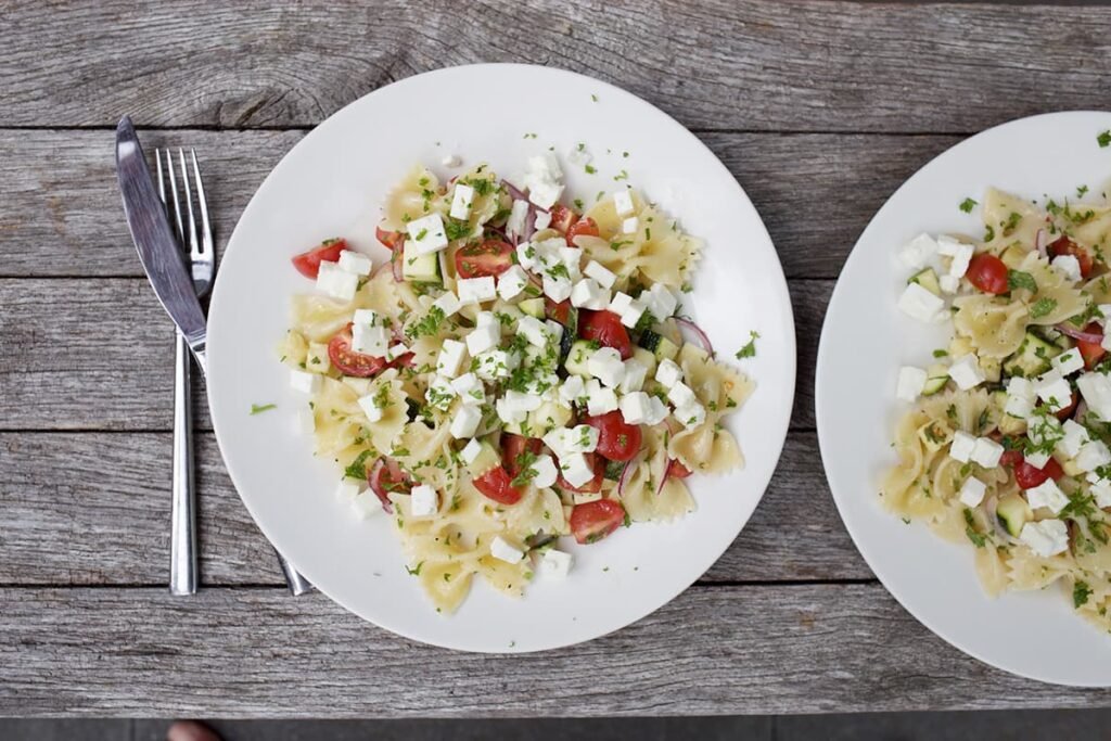 Makkelijke Griekse pastasalade met feta