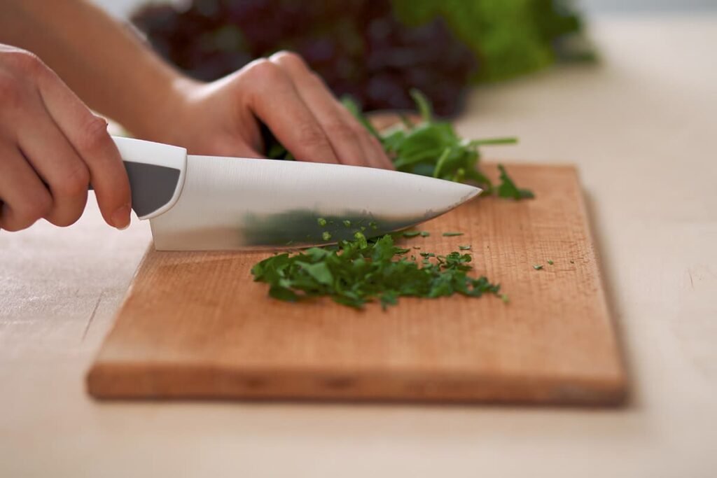 Snij wat verse kruiden voor in de quinoa
