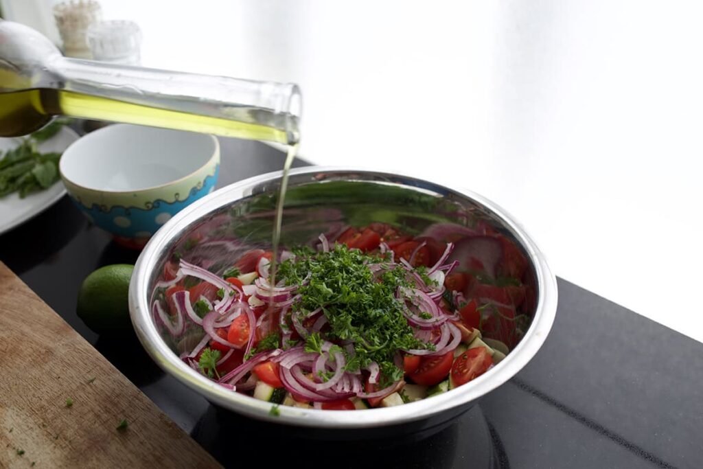 Voeg de extra vierge olijfolie toe