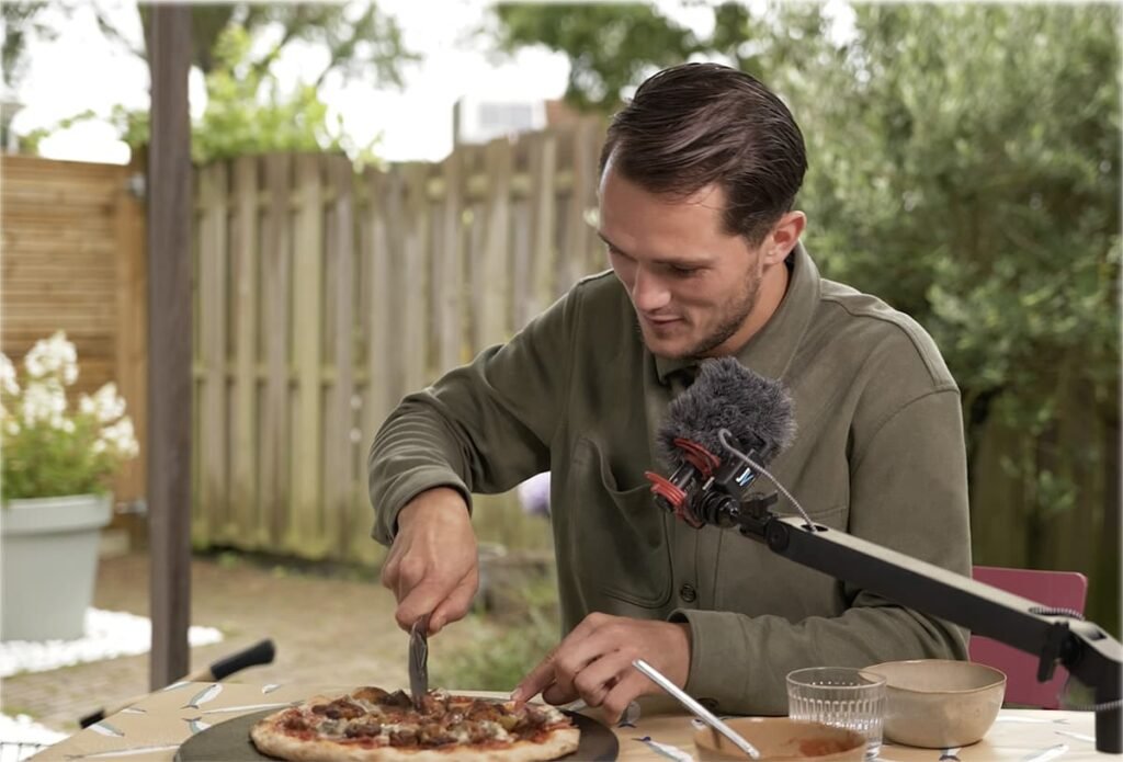 Boyd Snijdt zijn pizza aan tijdens de podcast Eet Zaken