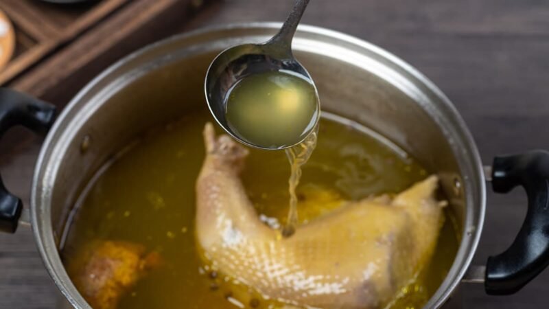 Kippenbouten koken in bouillon