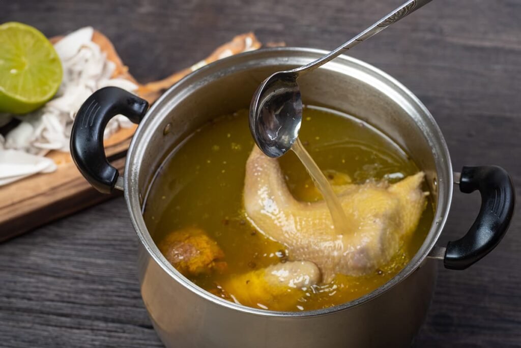 Kook de kippenbouten in water of bouillon