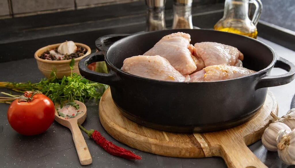 Voeg de kip toe aan de pan