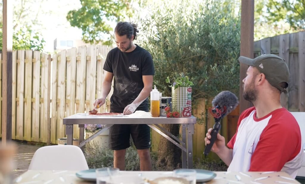 Fratelli e pizza tijdens het maken van de pizza Tartufo