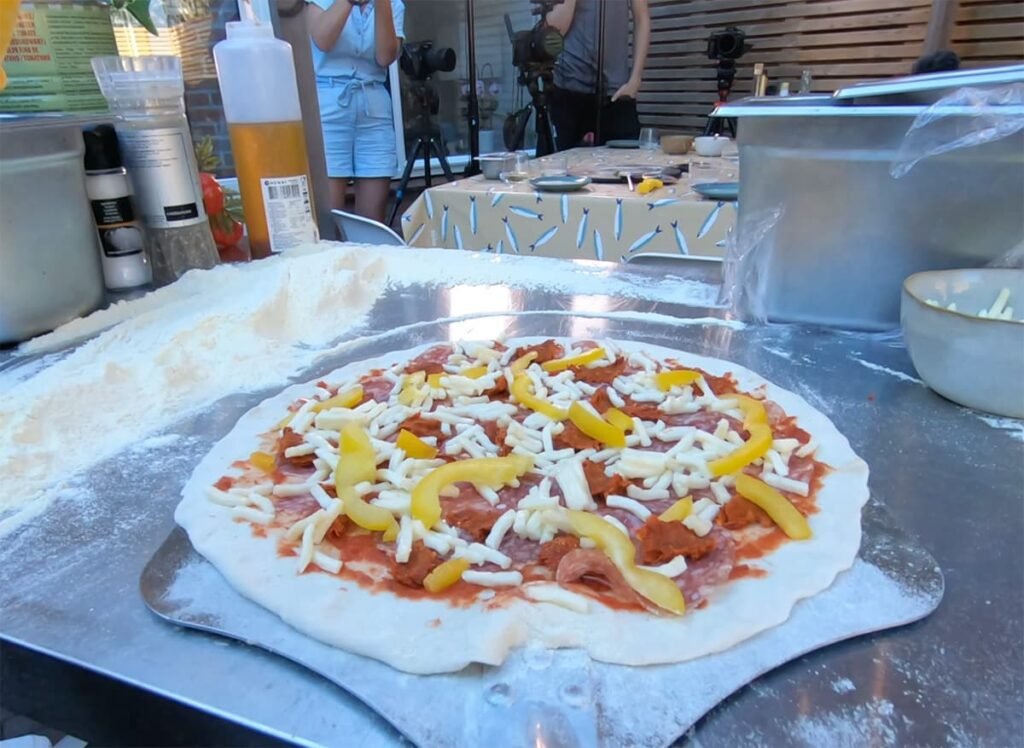 Pizza met Salami en 'Nduja klaar voor in de oven