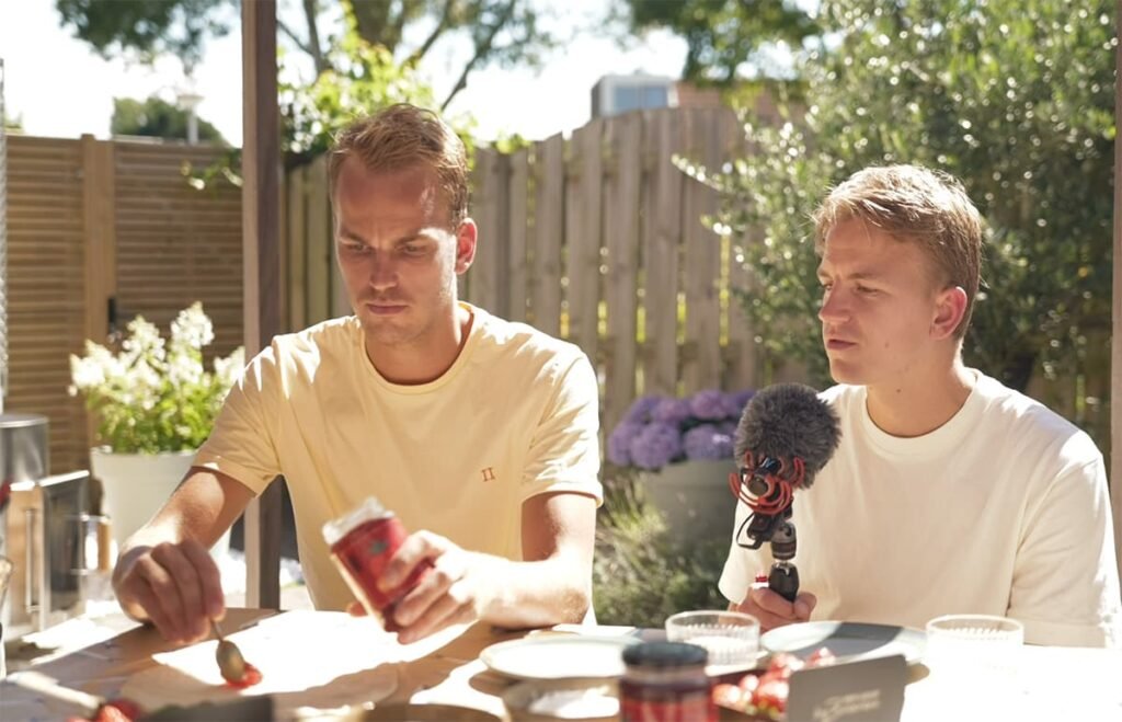 Aardbeienjam smeren op het deeg