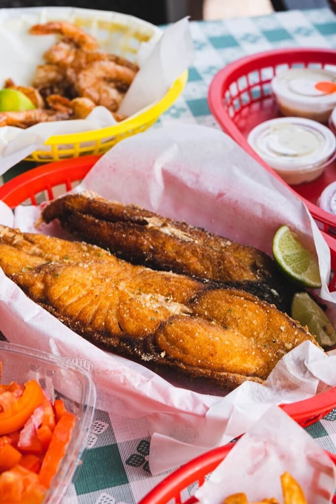 Gebakken vis, gefrituurde garnalen