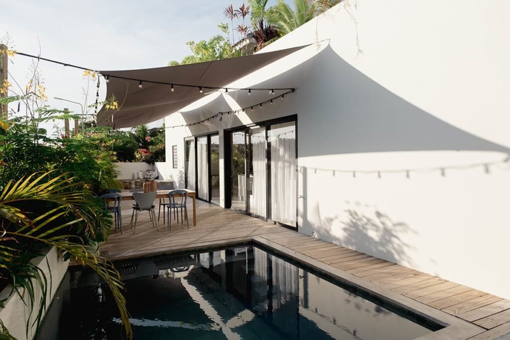 Het terras en zwembad van Villa Vrijheid