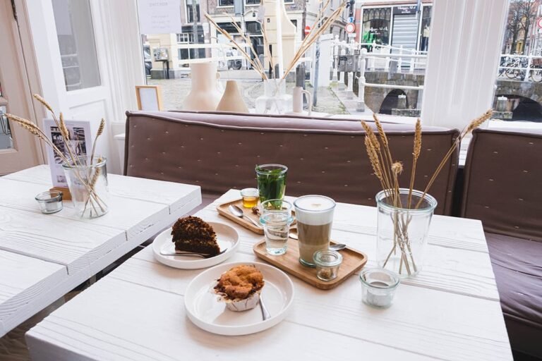 Coffeebar Luttik Alkmaar taartjes en koffie 768x512