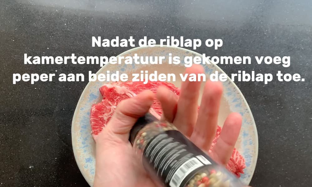 1. riblap besprenkelen met peper aan beide kanten