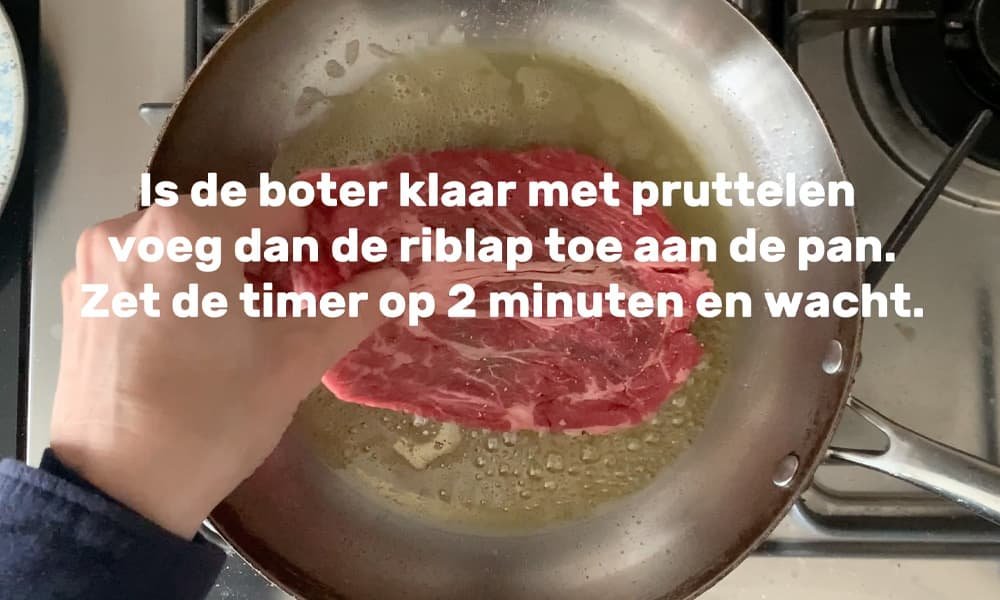 2. Smelt de boter en olie in een hete pan en leg de riblap in het vet