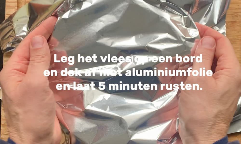 3. Laat het vlees 5 minuten rusten afgedekt met aluminiumfolie