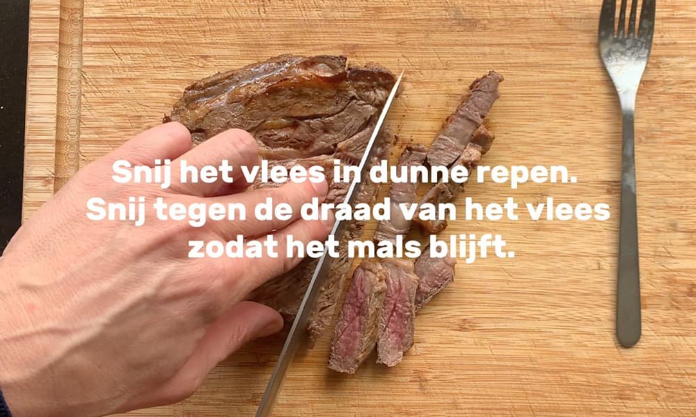 4. Snij de riblap tegen de draad in dunne plakken, serveer met zout