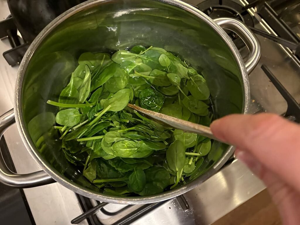 Blancheer de spinazie in een pan