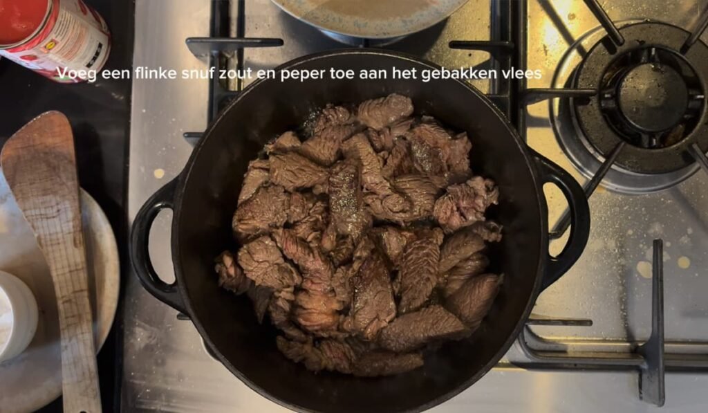 Braad de riblappen aan en voeg zout en peper toe