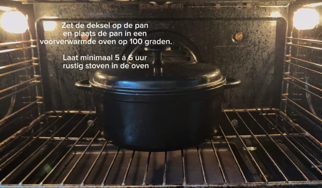 De braadslee in de oven met de deksel erop