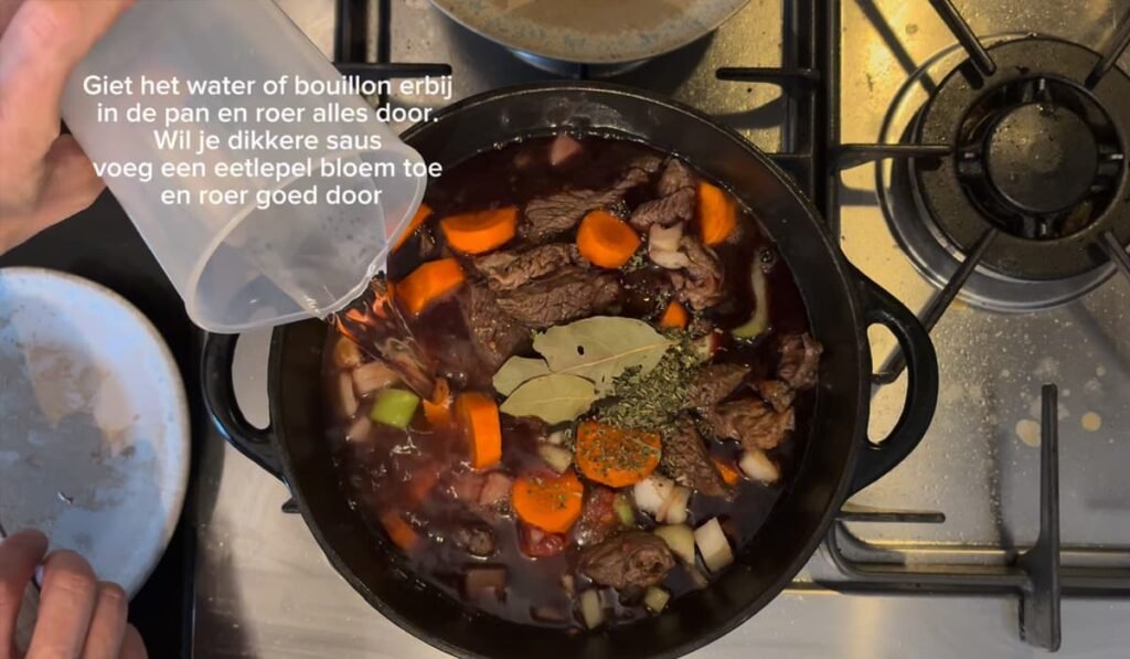 Giet water of bouillon erbij