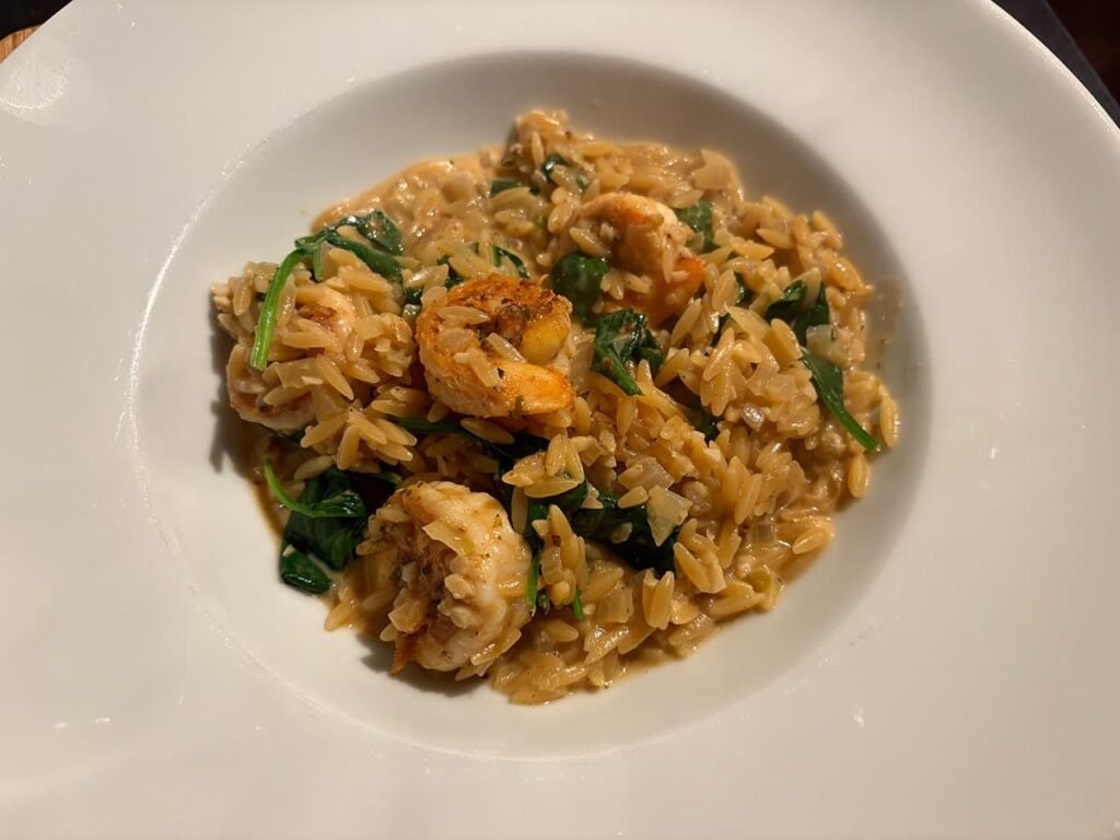Orzo met garnalen en spinazie in roomsaus