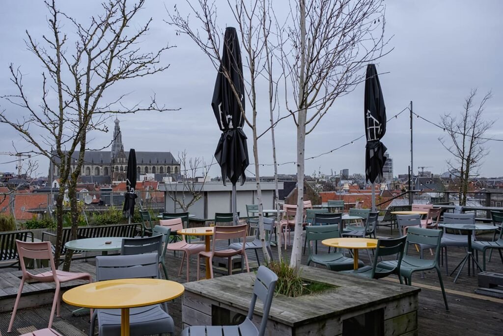 Panorama uitzicht bovenop een parkeergarage in Haarlem