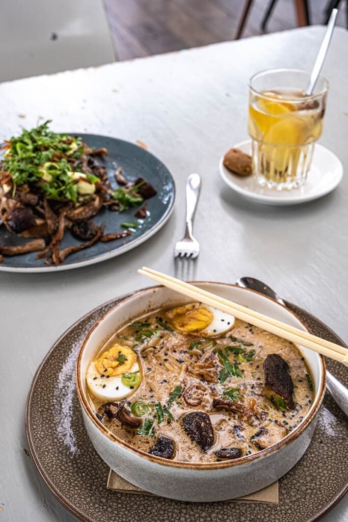 Romige noodlesoep bij De Dakkas