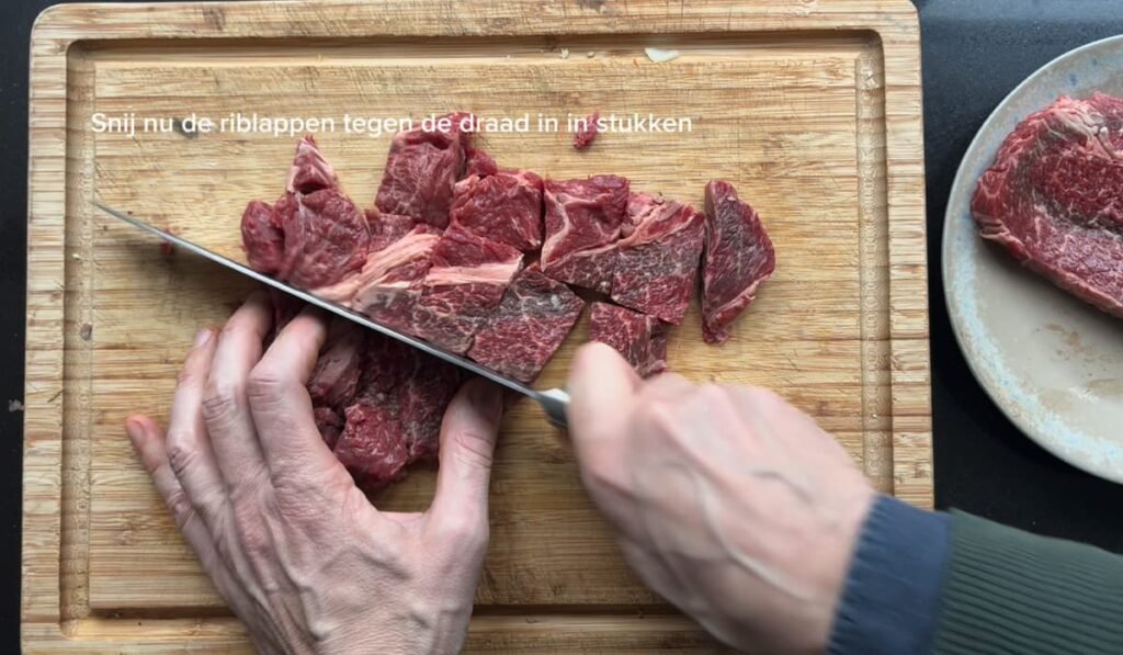 Snij de riblappen tegen de draad in in stukken