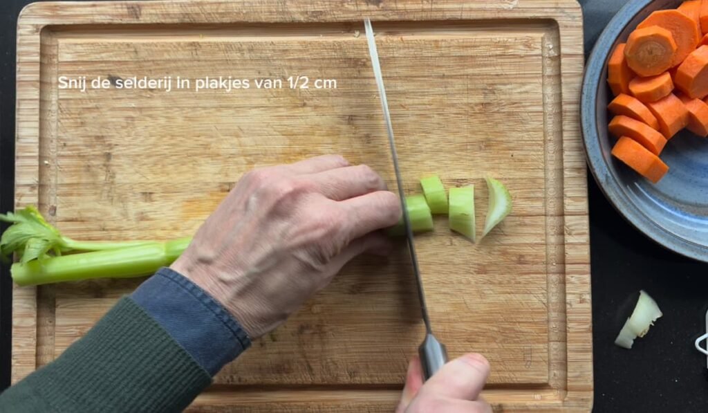 Snij de selderij in stukken
