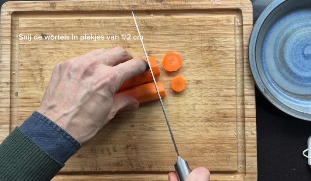 Snij de wortel in plakken