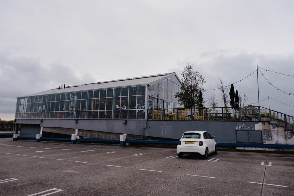Uit eten boven op een parkeergarage in Haarlem DeDAKKAS