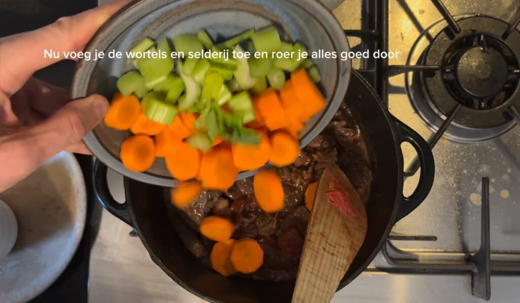 Voeg de groenten toe aan de braadpan