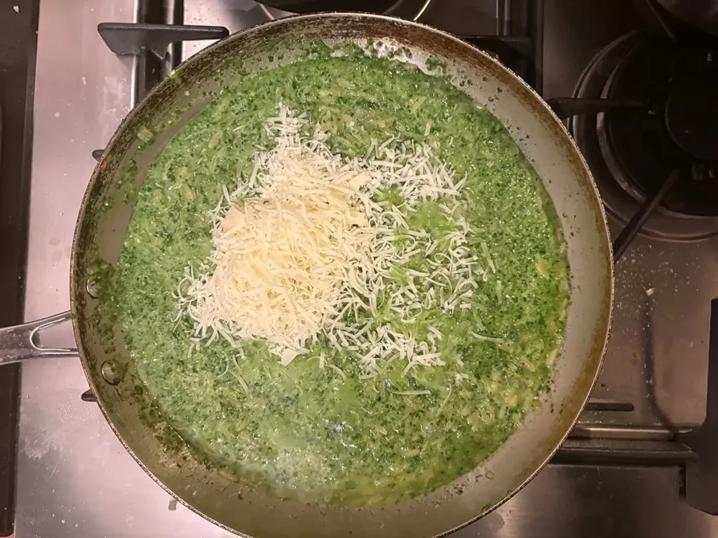 Voeg de kaas toe en roer door