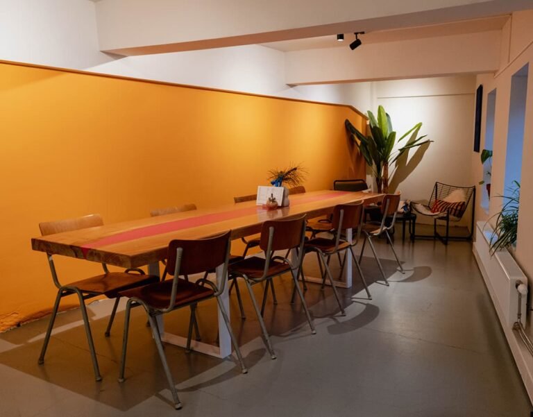 Kleurrijke familietafel 768x601