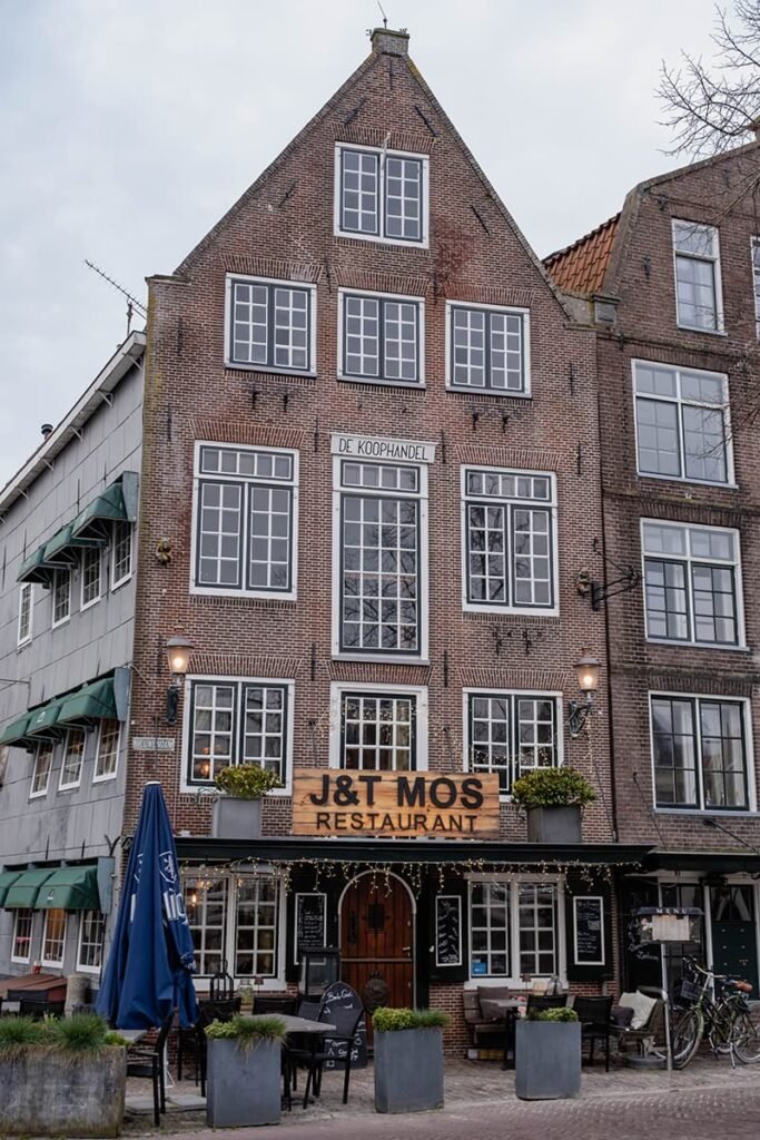 Het restaurant in een karakteristiek VOC-pand uit de 17e eeuw in de haven van Hoorn