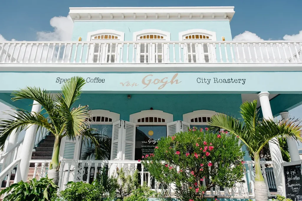 Een prachtig kleurrijk pand waar koffie wordt gebrand en je fietsen kunt huren