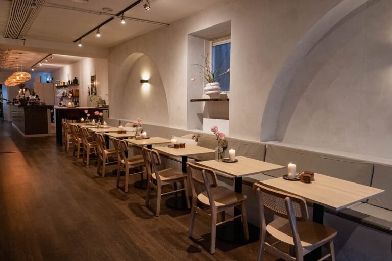 Horeca met zitjes langs de muur in Heemstede 768x512