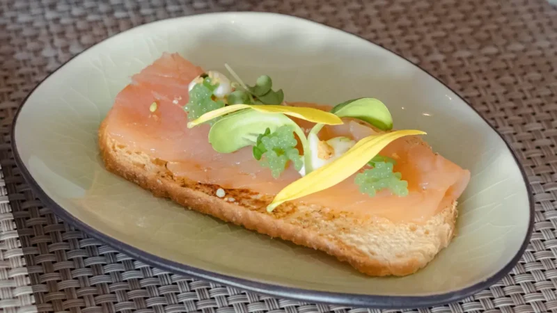 Lunch bij Restaurant WIJS crouton met zalm 800x450