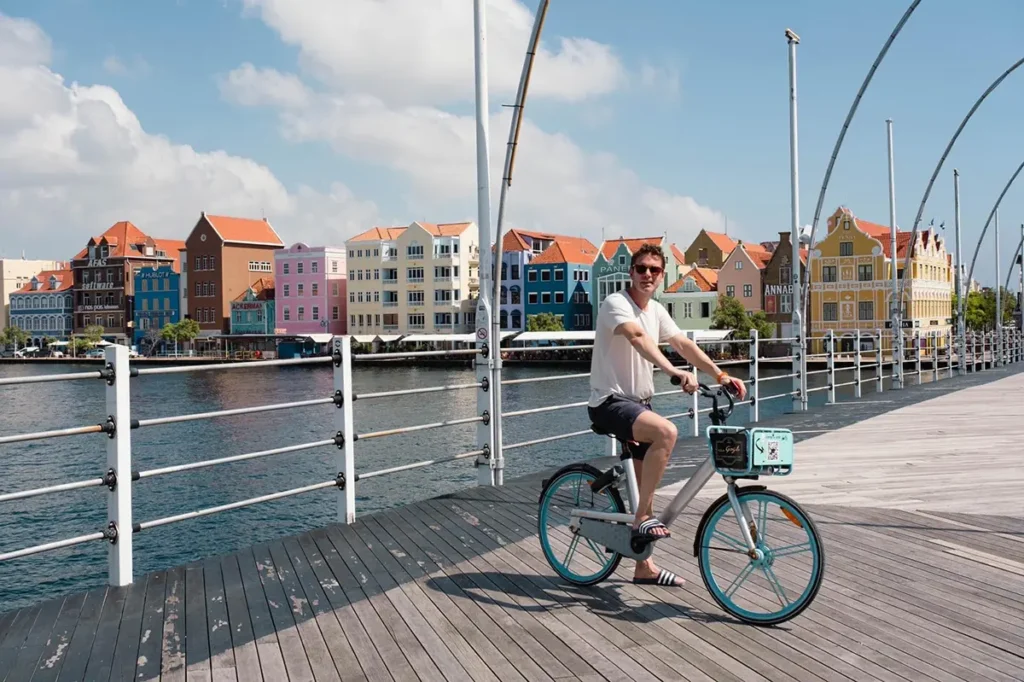 Op de pontjesbrug met op de achtergrond de uniek gekleurde huisjes van Willemstad Curacao