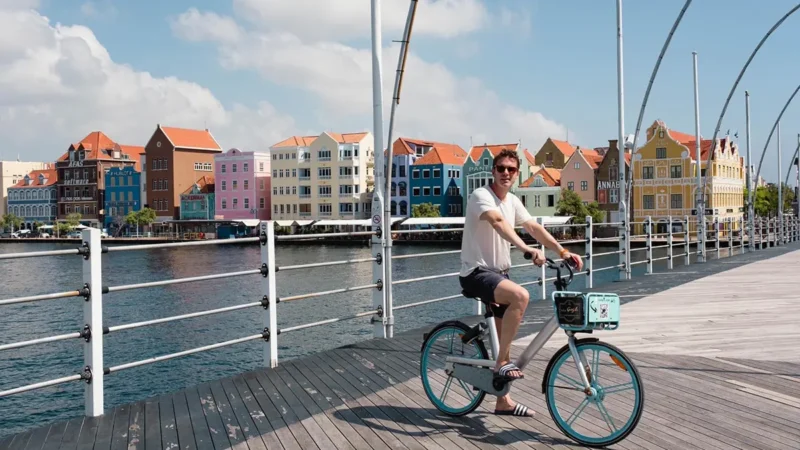 Op de pontjesbrug met op de achtergrond de uniek gekleurde huisjes van Willemstad Curacao