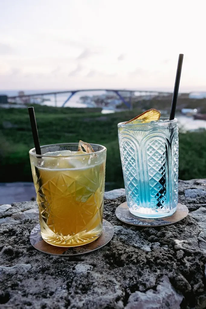 Uitzicht vanaf Fort Nassau met een drankje