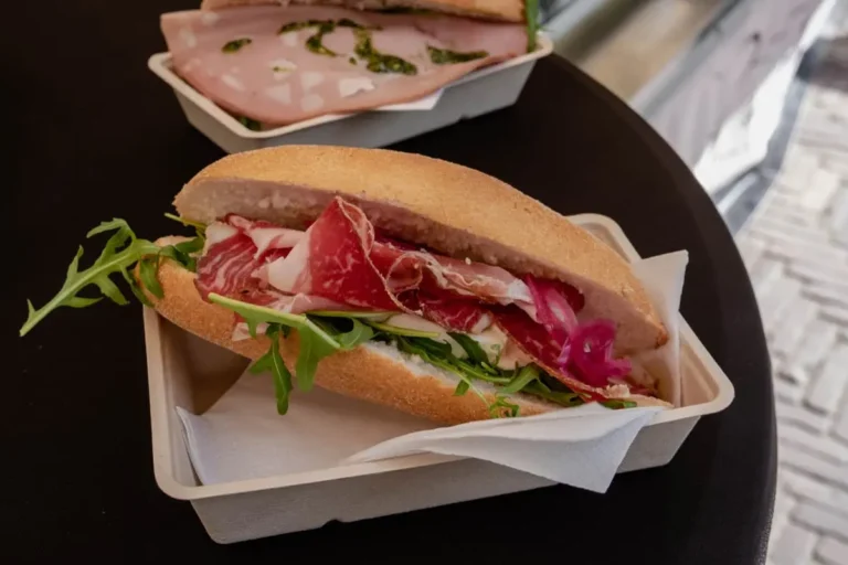 Broodje Italiaanse ham op de Botermarkt in Haarlem 768x512