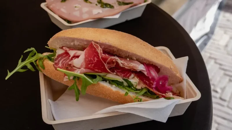 Broodje Italiaanse ham op de Botermarkt in Haarlem 800x450