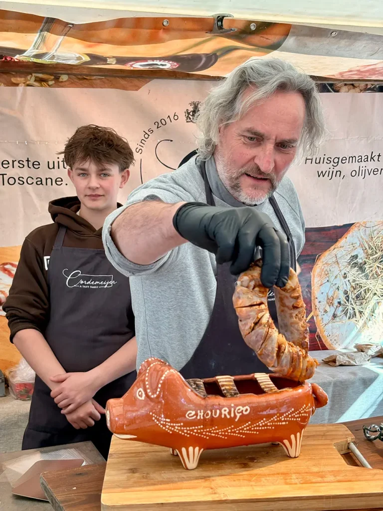 Hans Cordemeijer aan het werk met de familie op de markt